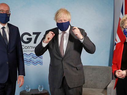 El primer ministro británico, Boris Johnson, en el centro, durante un encuentro el sábado con el presidente del Consejo Europeo, Charles Michel, y la presidenta de la Comisión Europea, Ursula von der Leyen, en el marco de la reunión del G-7 en Cornualles.