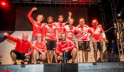 La tripulación del Mapfre celebra el tercer puesto en Auckland.
