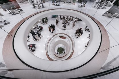 En el centro de cada planta se puede ver lo que sucede en el centro de la tienda. La forma circular del edificio facilita el movimiento constante de los clientes.
