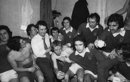 Brian Clough, con los jugadores del Forest, en 1975.