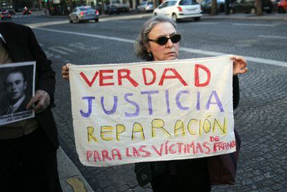 Una mujer muestra una pancarta, ayer, en París, de apoyo al juez Garzón