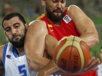 Marc Gasol lucha por el bal&oacute;n con Bourousis.