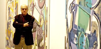 Luis Gordillo posa ante obras de la exposición que presenta en Artium.