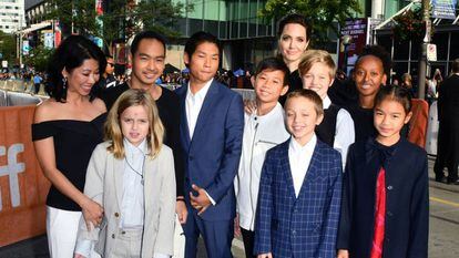 Angelian Jolie con sus seis hijos y los protagonistas de su última película.