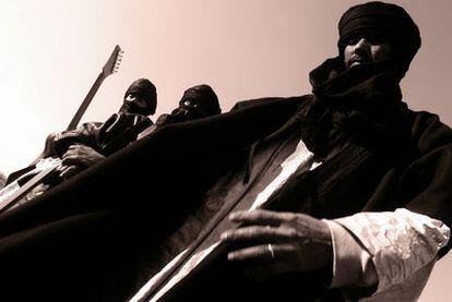 Liya Ag Ablil (derecha), cuyo sobrenombre guerrero es Diara, ejerce de líder de la banda maliense Terakaft.