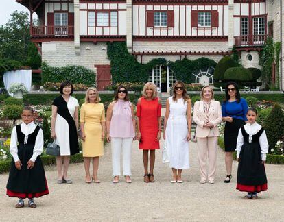 El pasado 26 de agosto en Biarritz. En el centro, de rojo, Brigitte Macron junto a Melania Trump, vestida de blanco, junto a otras primeras damas.