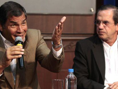 El presidente ecuatoriano, Rafael Correa, y el ministro de Exteriores, Ricardo Patiño, durante una rueda de prensa.