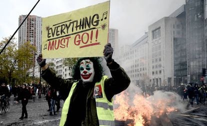 Un manifestante sostiene una pancarta con el título de una película en una de las protestas de los 'chalecos amarillos' en París (Francia), el 16 de noviembre pasado.