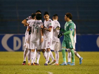 Los jugadores de la selección mexicana celebran el triunfo en San Pedro Sula, en Honduras.