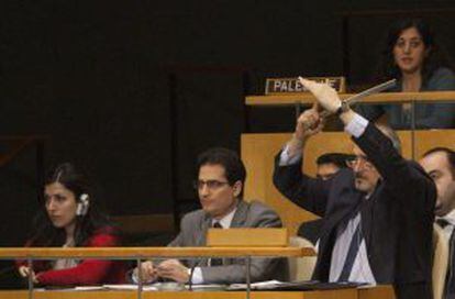 El embajador sirio ante la ONU, Bachar Jaafari, esgrime la placa con el nombre de su país durante el debate de la resolución contra el régimen de Asad.