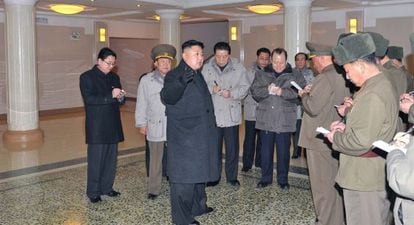 Kim Jong-Un (centro) habla con los funcionarios que le acompañan a visitar un nuevo hospital en la sureña ciudad the Taesongsan.