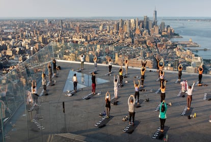 Sesión matutina de yoga en la terraza de The Edge, el mirador más alto de Manhattan.