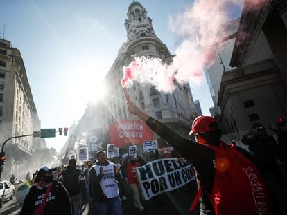 Organizaciones sociales argentinas marchan hacia la Plaza de Mayo, en Buenos Aires, el 12 de mayo de 2022.