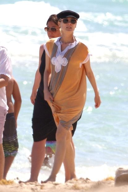 La alemana Diane Kruger se ha animado a pisar la playa pero no a darse el primer chapuzón de la temporada ¿será que se encuentra inmersa en plena operación biquini y no es momento todavía?