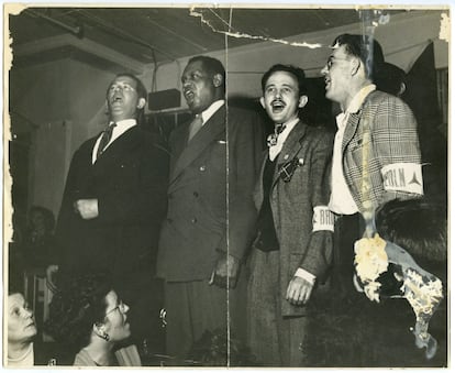 Bart van der Schelling, Paul Robeson, Moe Fishman y Art Landis cantan para las brigadas internacionales en un concierto en España (1938).