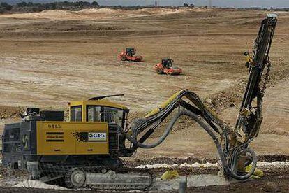 Varias máquinas pesadas trabajaban ayer en los terrenos destinados al aeropuerto de Castellón.