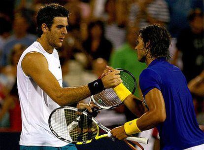 Del Potro y Nadal se dan la mano tras el partido.