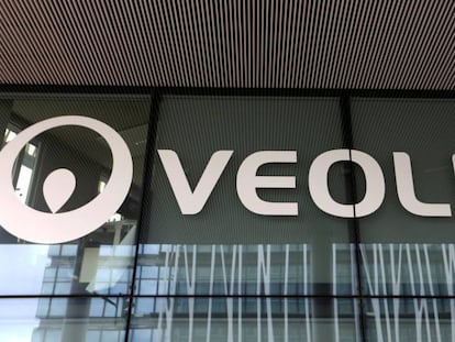 Logotipo de Veolia en un edificio en Aubervilliers, France.