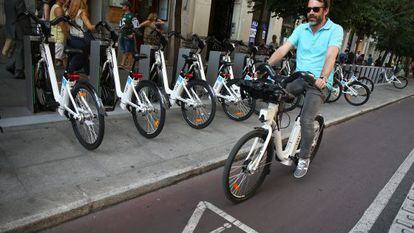 Un cicilista usuario de biciMad, en junio de 2014.