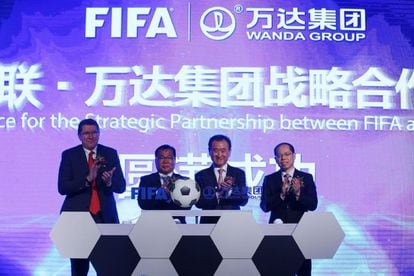 El presidente de Wanda, Wang Jianlin, junto a varios directivos de la FIFA y de la Asociaci&oacute;n China de F&uacute;tbol, durante la ceremonia de anuncio del acuerdo de patrocinio