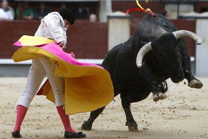 Alberto Aguilar recibe con una verónica a su primer toro.