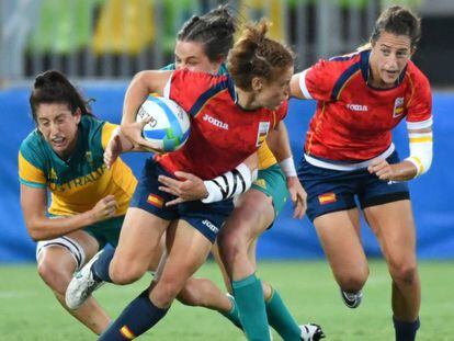 Barbara Pla trata de zafarse de una jugadora australiana.