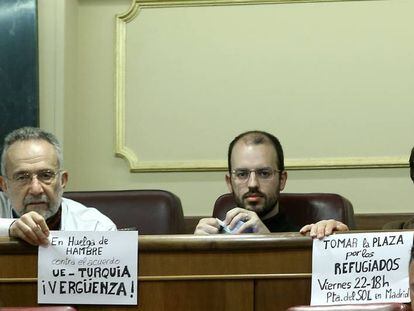 Los tres diputados de Podemos en huelga de hambre, ayer en el Congreso.