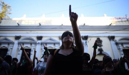Un grupo de guatemaltecas realizaron la coreografía de 'Un violador en tu camino', en Ciudad de Guatemala.