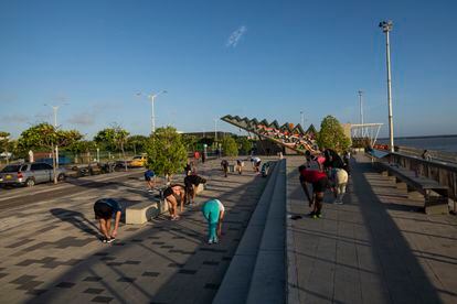 Personas hacen deporte en el Malecón Turístico Río Magdalena en Barranquilla, el 13 de Julio del 2023.