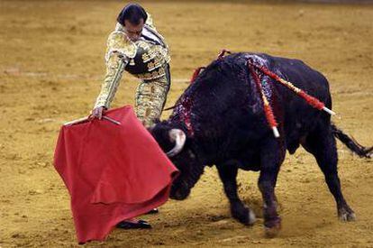 Leandro da un pase con la muleta en la plaza de Vistalegre de Madrid.