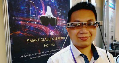 Un participante en Computex muestra las gafas inteligentes para la realidad aumentada.