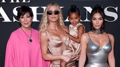 De izquierda a derecha, Kris Jenner, Khloé Kardashian y su hija True, y Kim Kardashian, en la 'premiere' de su 'reality show' en Los Ángeles, el pasado abril.