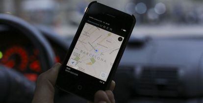 Un mòbil mostra l'aplicació Uber.