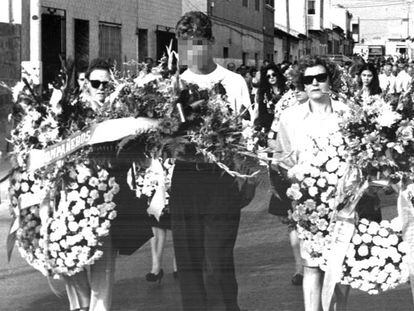 Cyril Jaquet porta flores durante el entierro de sus padres, en 1994.