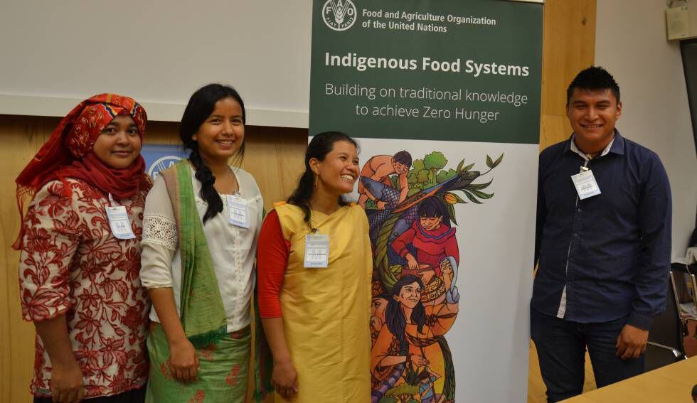 Participantes en el encuentro de jóvenes indígenas y sistemas alimentarios, en la sede de la FAO, en Roma.