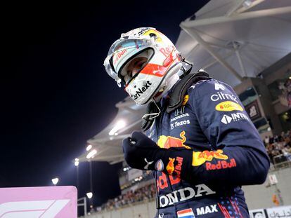 Max Verstappen celebra tras llevarse la pole de Abu Dabi.
