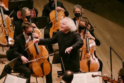 Simon Rattle dirige a la Orquesta Sinfónica de Londres en la Elbphilharmonie el pasado jueves.