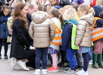 Kate Middleton, duquesa de Cambridge, habla con un grupo de niños durante un encuentro con pescadores y sus familias en la costa este de Escocia.
