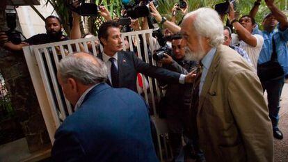 Los senadores Dionisio García Carnero y José Maldonado entran a la residencia del alcalde de Caracas Antonio Ledezma el pasado martes.