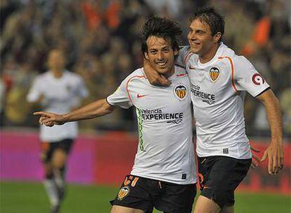 Silva y Joaquín celebran el primer tanto valencianista ante el Madrid.