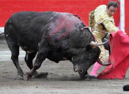 Enrique Ponce, en su segundo toro de la tarde.