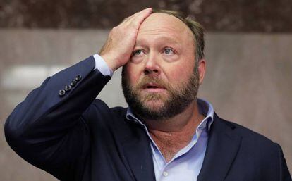 Alex Jones, el miércoles en el Senado, a donde acudió para oír la comparecencia del CEO de Twitter, Jack Dorsey.