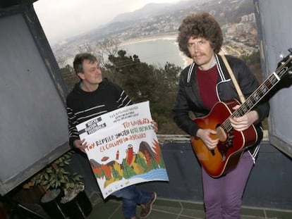 Sergio Cruzado (izquierda), responsable del Kutxa Kultur Festibala, junto al m&uacute;sico I&ntilde;igo Cabezafuego.
