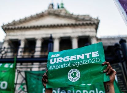 Manifestación a favor de la legalización del aborto frente al Congreso argentino.