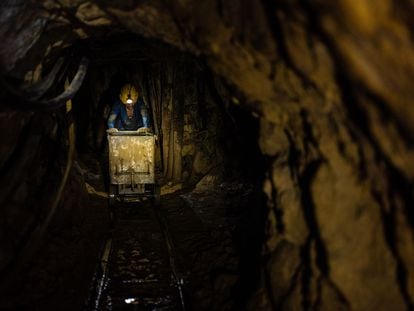 Un minero empuja un carro con minerales en crudo, en una mina de oro en Marmato, departamento de Caldas (Colombia), en junio de 2021.
