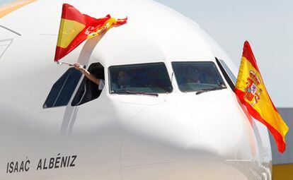 Dos banderas de España, ondean desde la cabina del Iberia 2801.
