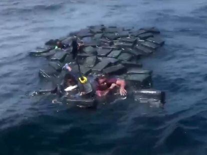 Tres traficantes sobreviven a un naufragio flotando sobre fardos de cocaína