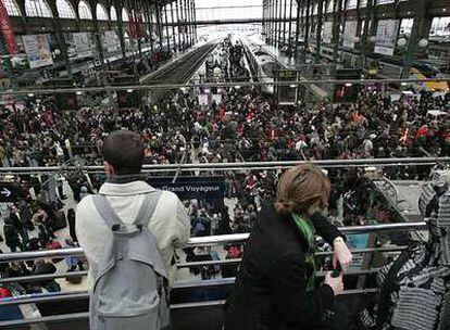 Viajeros afectados por el caos ferroviario tras los sabotajes del sábado, en una estación de París.