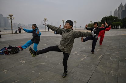 Gente practicando taichí en un parque de Wuhan a finales de noviembre.