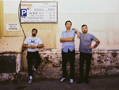 De izquierda a derecha, Pol Rodellar (bajista), Yago Alcover (cantante y guitarrista) y Arnau Sanz (batería), integrantes de Mujeres.